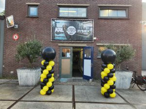 ballonpilaar met topballon zwart-geel